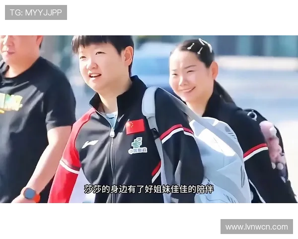 何卓佳训练完直接拎着爱马仕去吃路边摊？